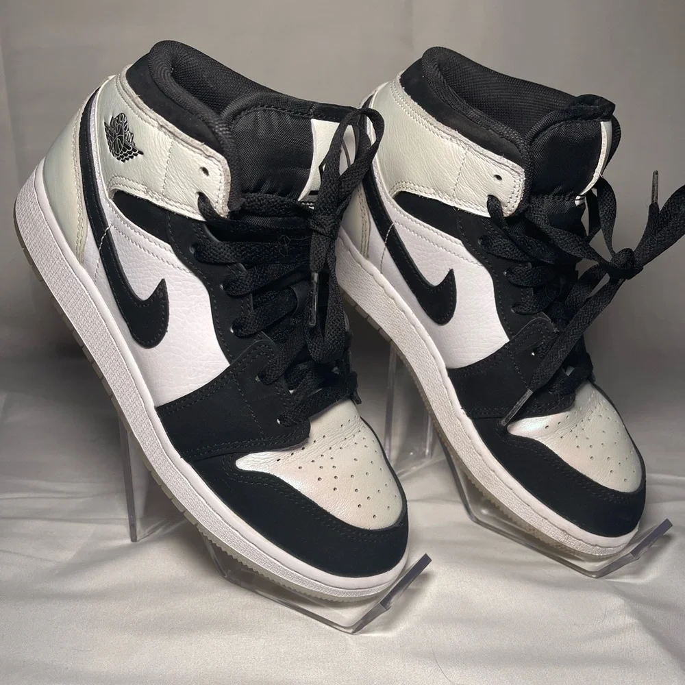 Size 5.5 GC Jordan 1 Mid
“Diamond Shorts” Colorway
No box - Picture 2 of 5